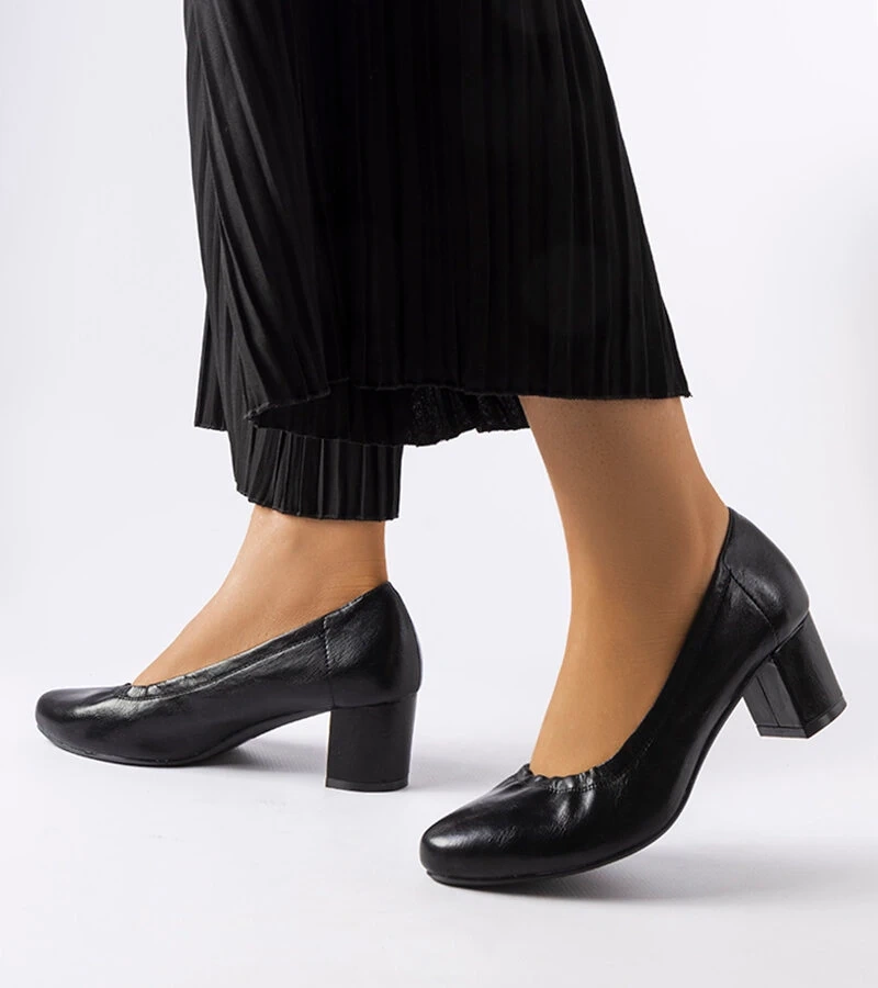 Černé lodičky na jehlovém podpatku Ploufe