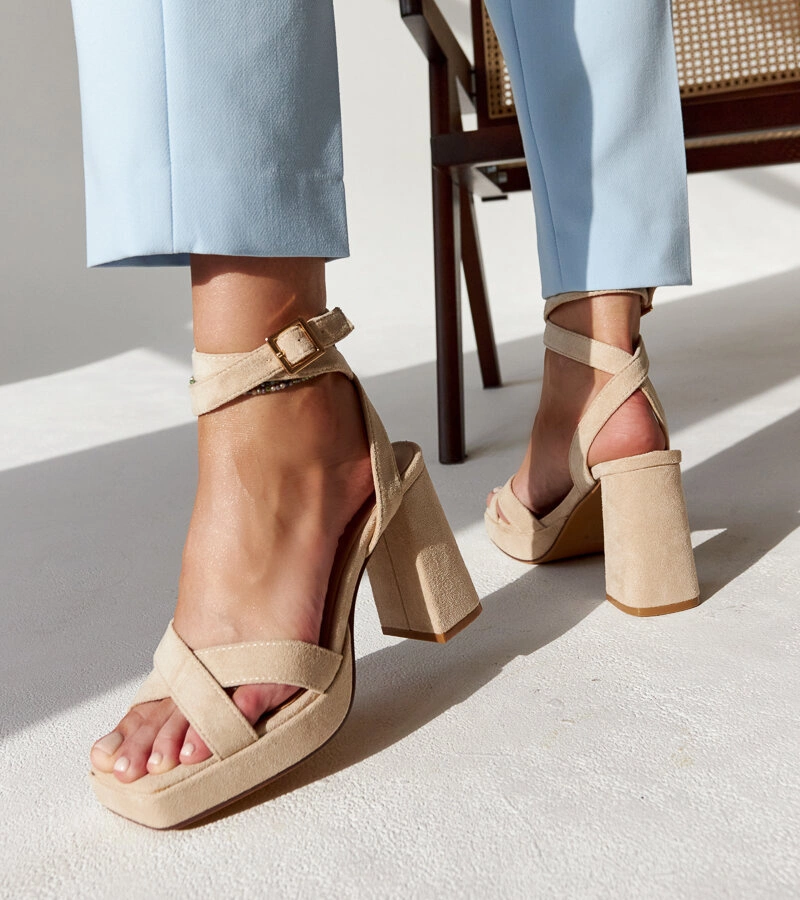 Černé lakované sandály na podpatku Cokato