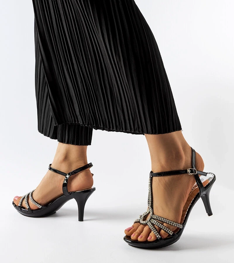 Černé sandály na jehlovém podpatku se zirkony Levane