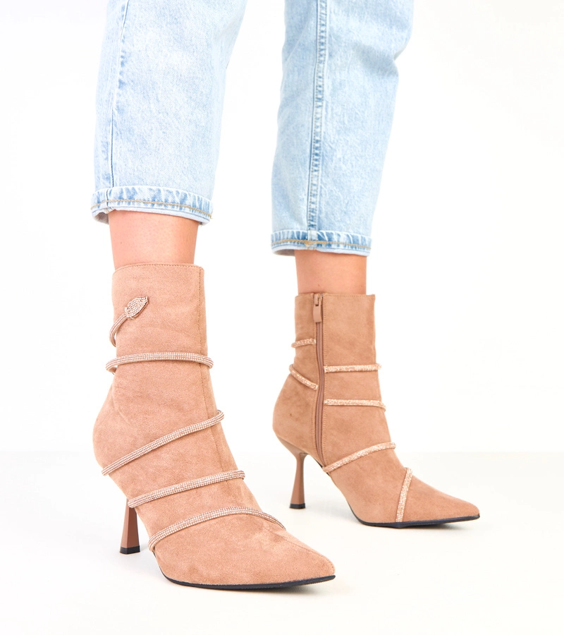 Béžové kotníkové boty na jehlovém podpatku zdobené kamínky Nethe