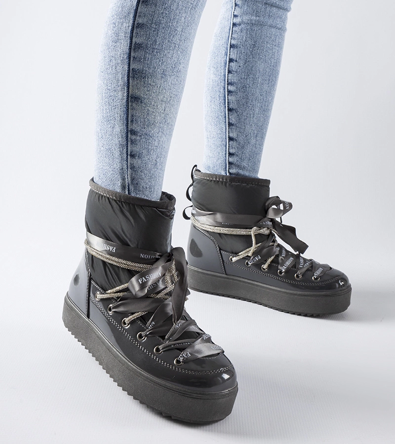 Šedé lakované sněhule s kamínky Alceo