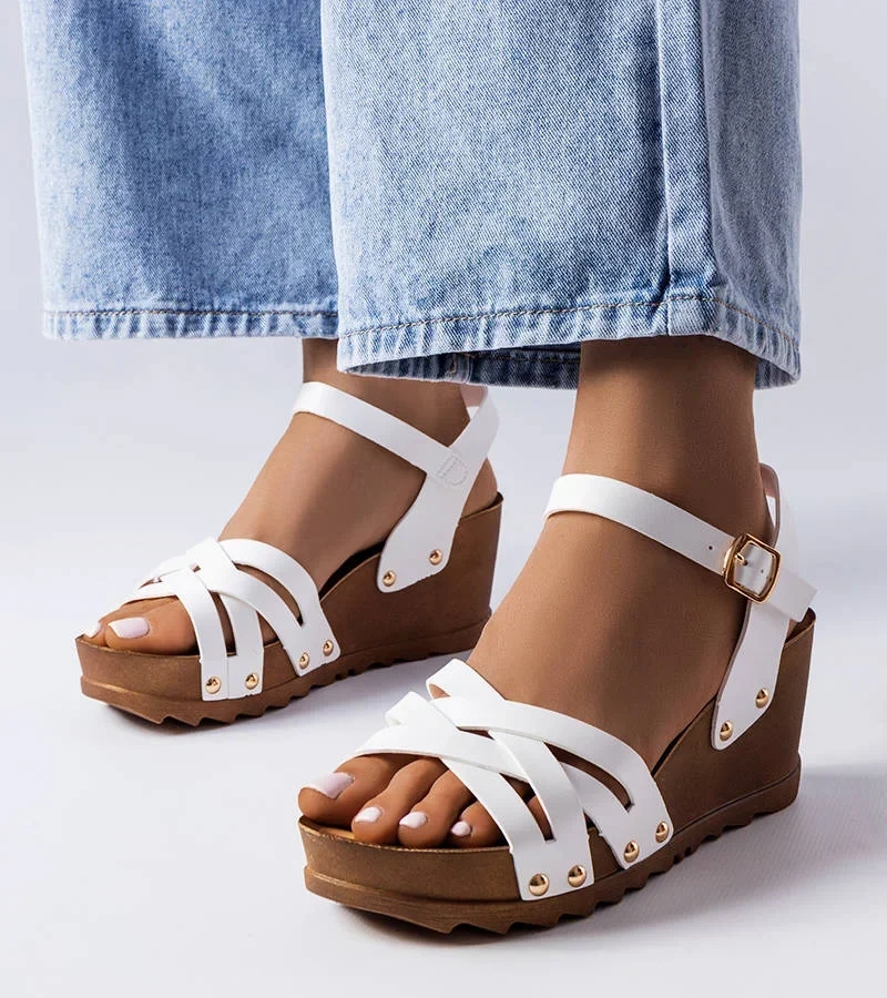 Bílé sandály Audric na podpatku