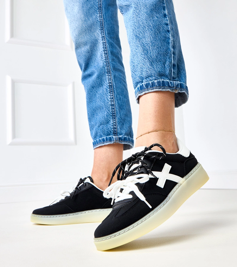 Černé tenisky na platformě s bílou vsadkou Eriksen