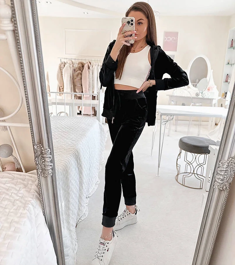 Černá velurová souprava s kapucí Anna