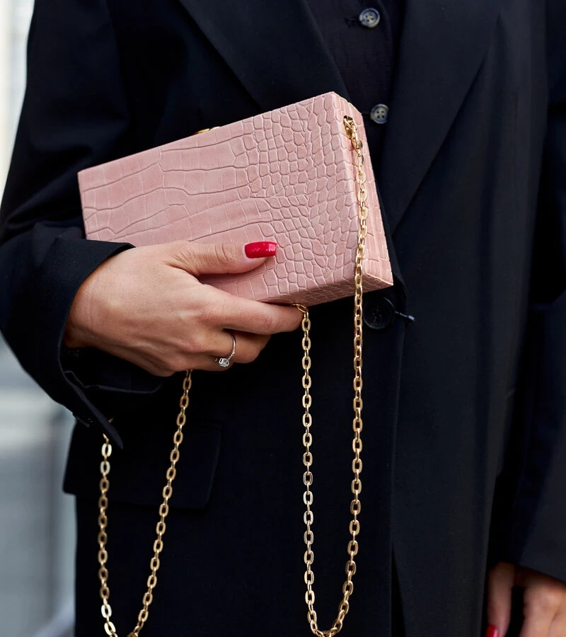 Růžová kabelka typu "kufrík" na řetízku Dratche