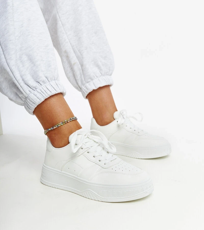 Bílé tenisky na silnější podrážce od Rafida