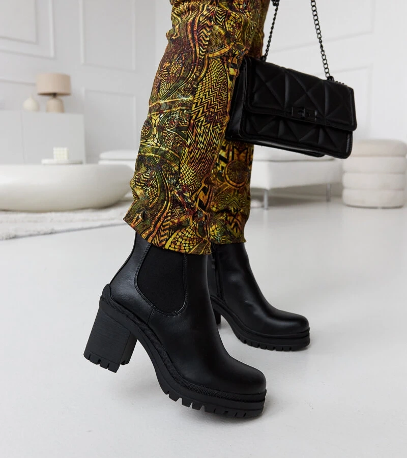 Černé členkové botky na nízkém podpatku Layman