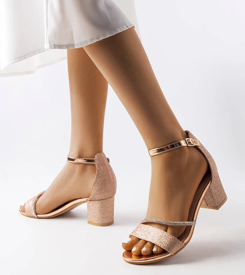 Lesklé zlaté sandály Lidia na jehlovém podpatku