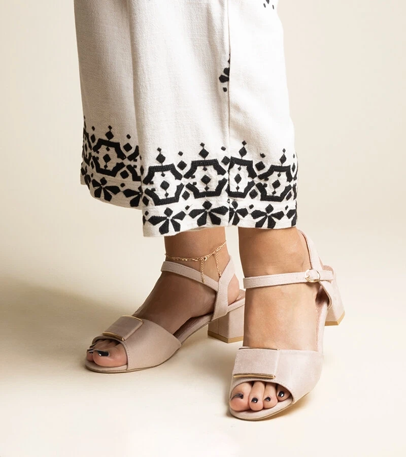 Bežové sandály na nízkém podpatku od Frederica