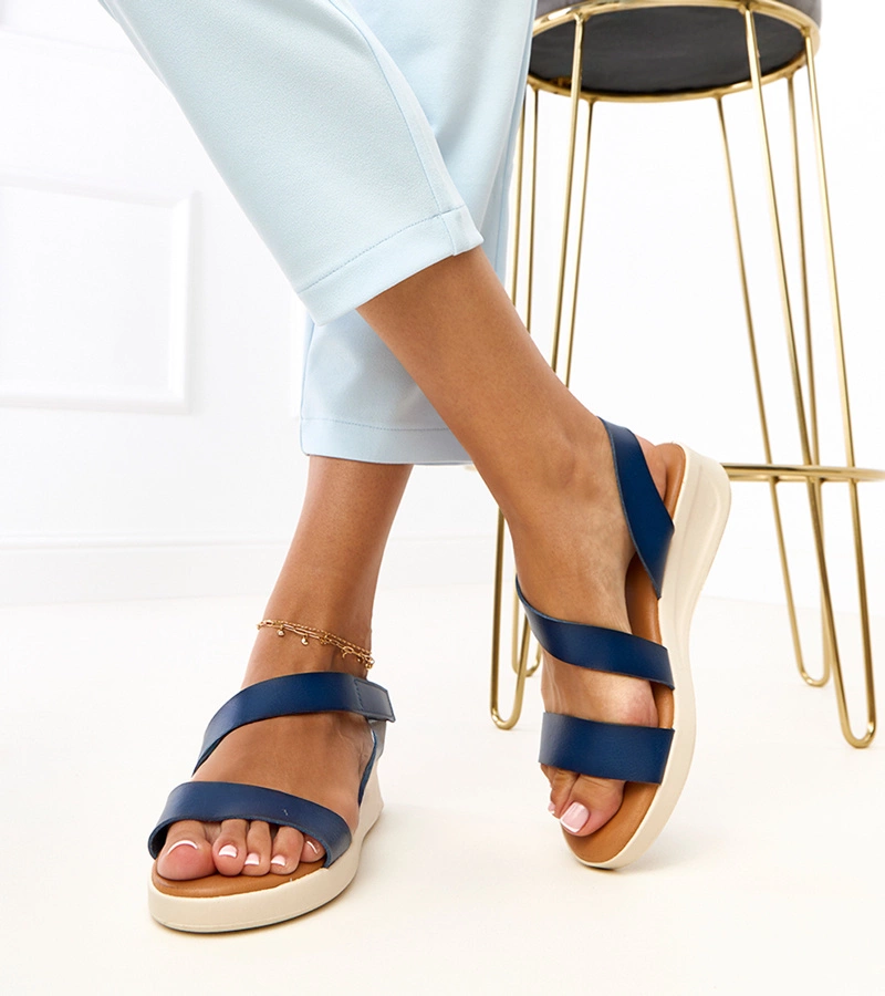 Tmavě modré sandály na nízkém klínku Verkado