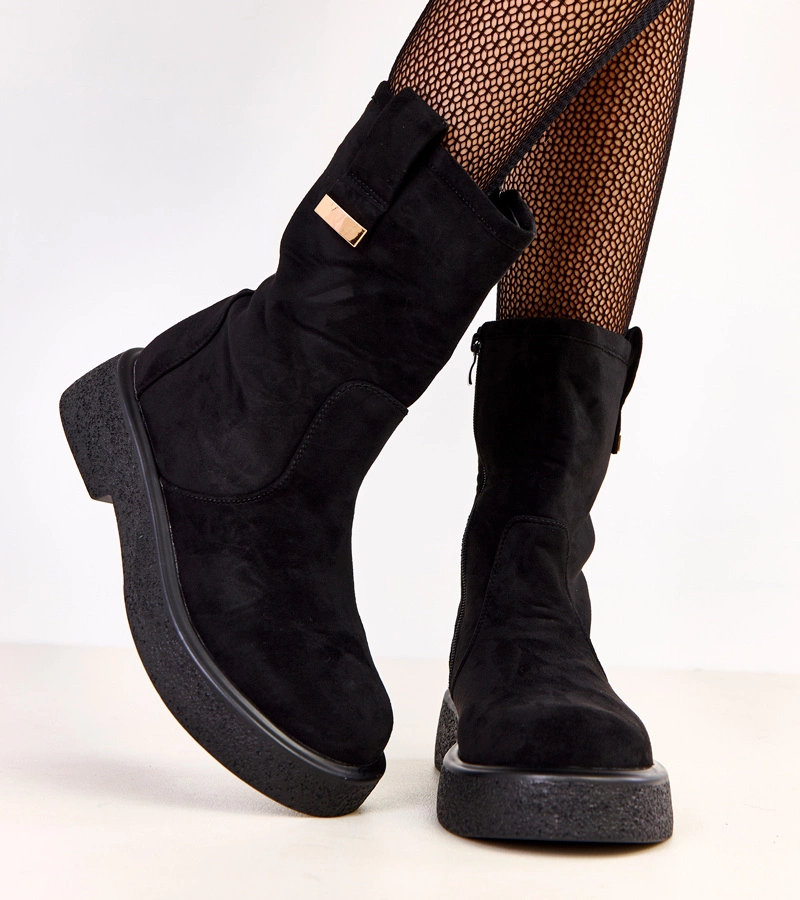 Černé kotníkové boty z ekosemiše se zlatou ozdobou Mileda