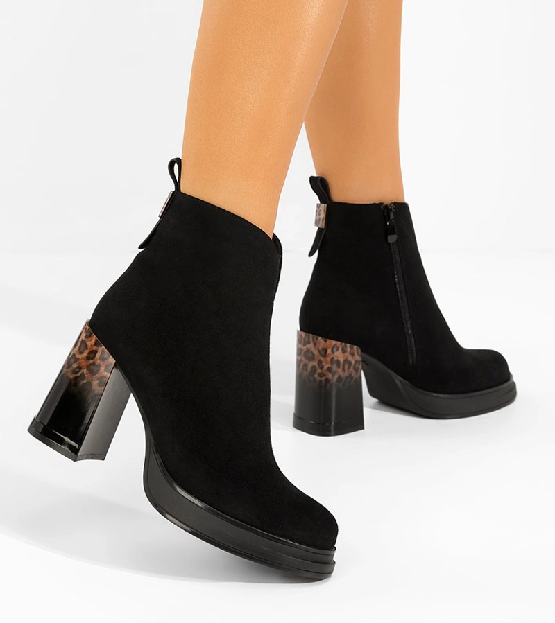Černé kotníkové boty na lakovaném sloupku zdobeném leopardím vzorem Gena