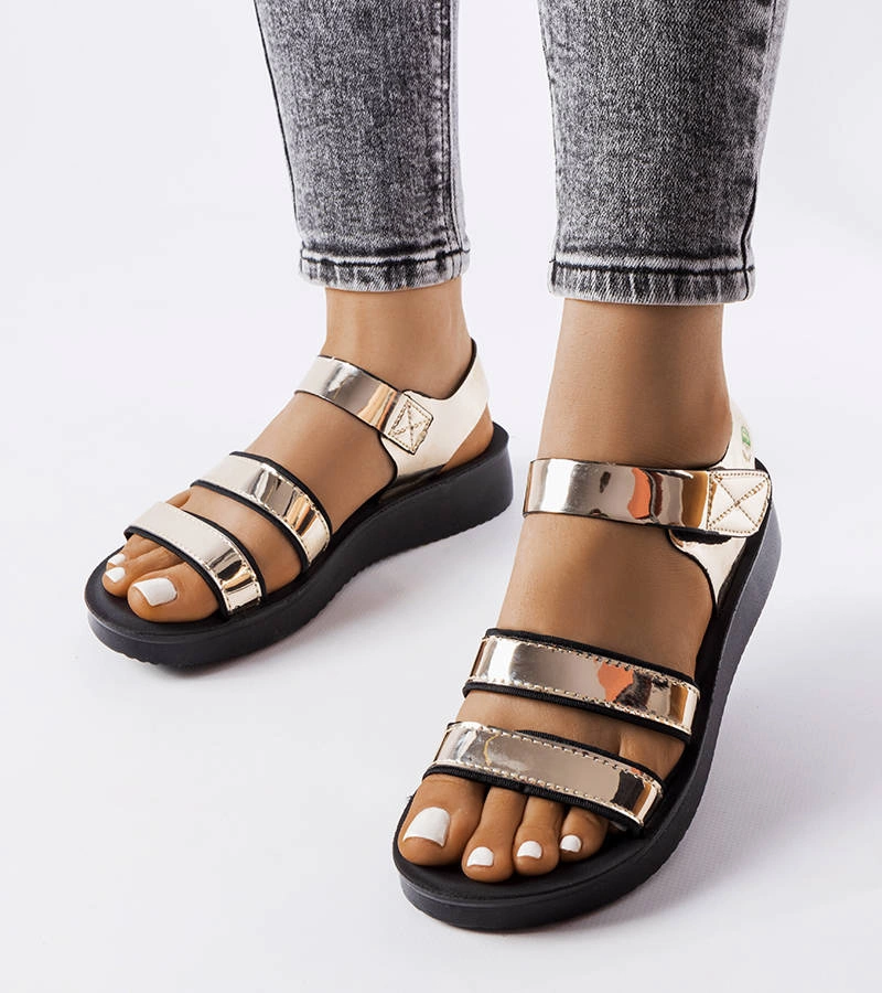 Zlaté lakované sandály Brices