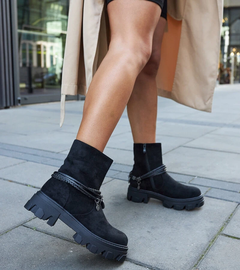 Černé kotníčkové botky s ozdobným náramkem Geraldo