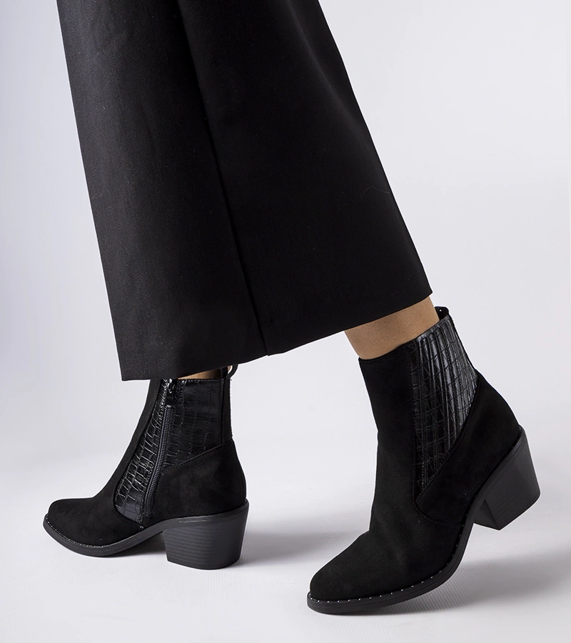 Černé kotníčkové boty z ekologického semiše na nízkém sloupku Sovere