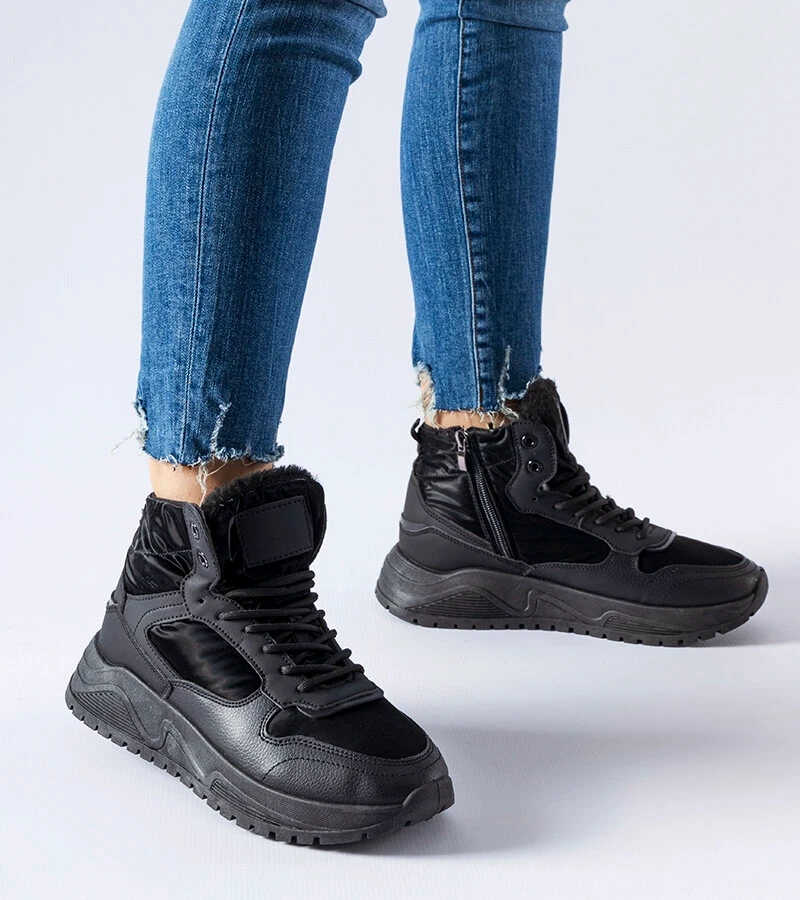 Černé izolované sportovní sněhule Fork