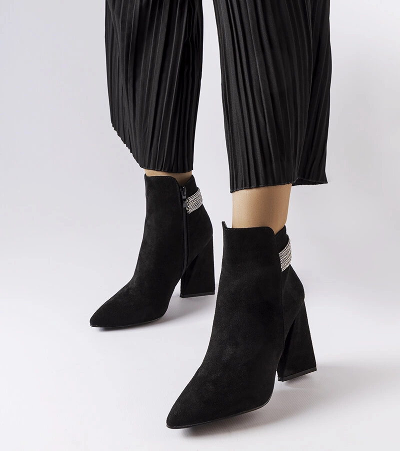 Černé boty na jehlovém podpatku se zirkony Liviana