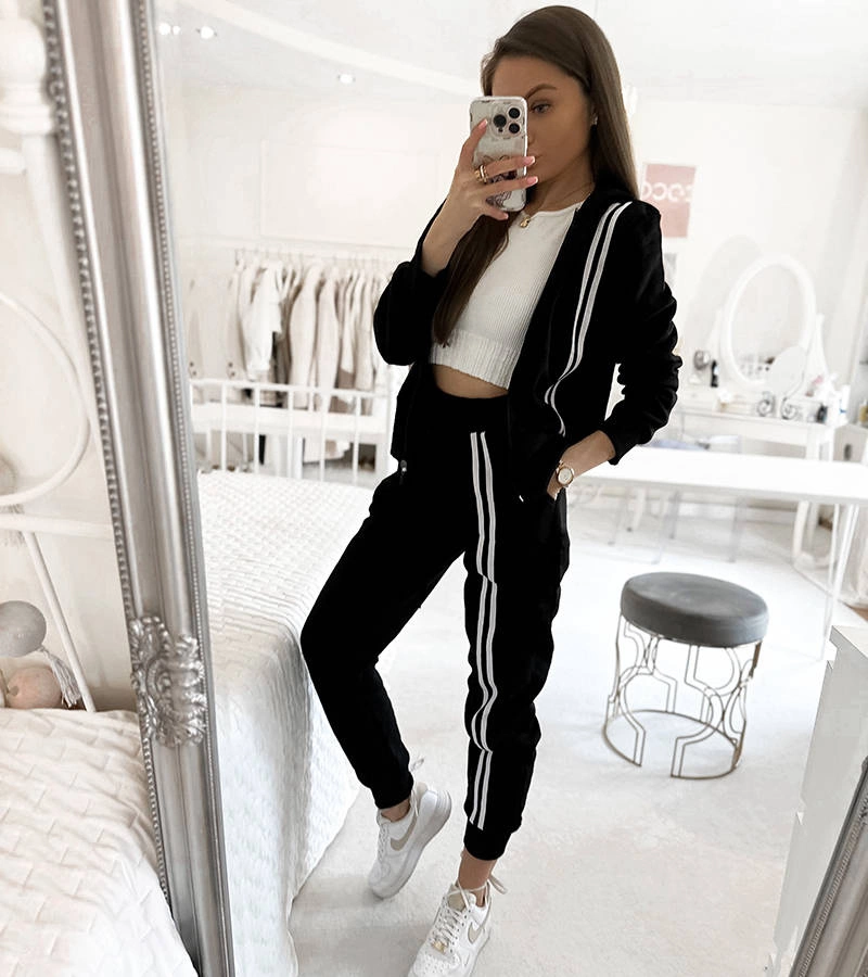 Černá tepláková souprava s pruhy Ariah