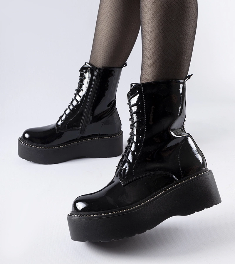 Černé lakované pracovní boty na platformě Leos
