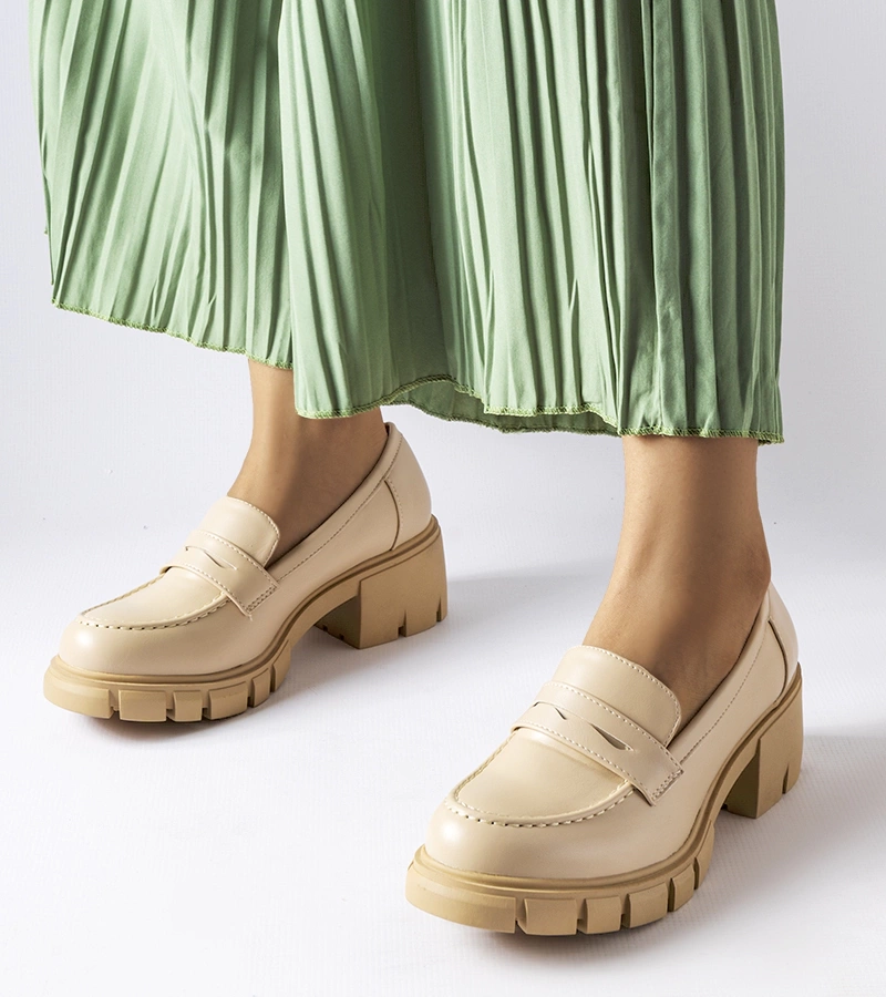 Bežové klasické mokasíny na podpatku Dina