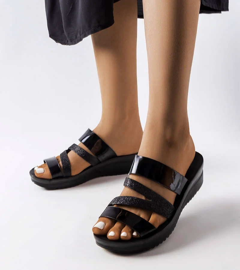 Loliny černé lesklé žabky