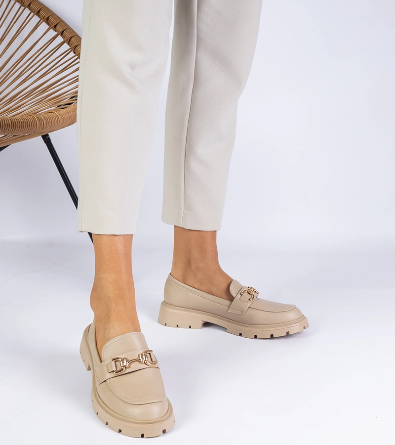 Béžové dámské mokasíny se zlatou ozdobou Everat