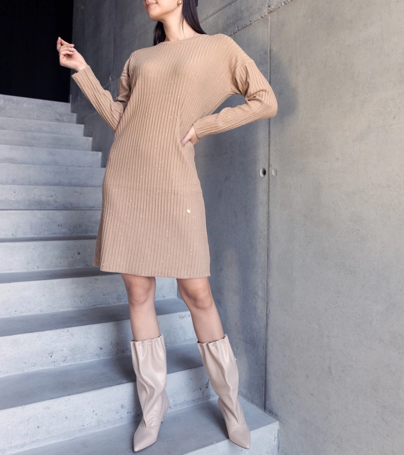 Beige midi šaty s leskem Kadyra.