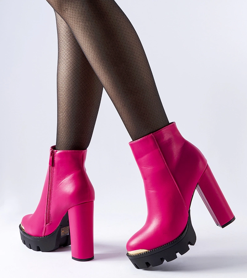 Růžové kotníčkové boty s ozdobnou špičkou na podpatku Pepe