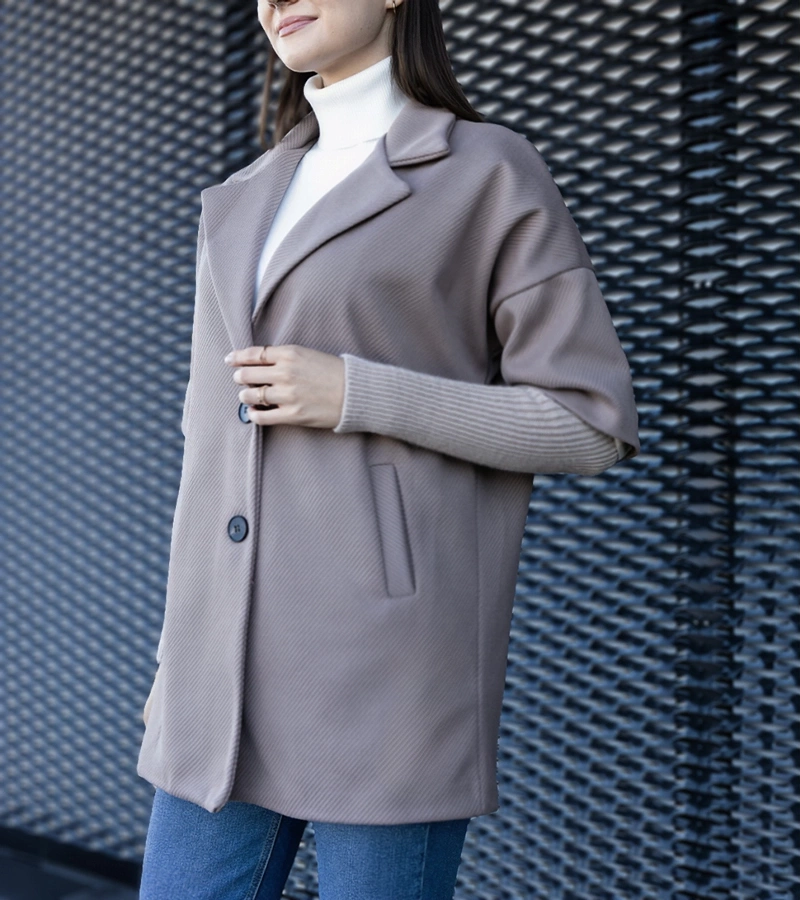 Tmavě béžový kabát se svetrkovými rukávy Sameha