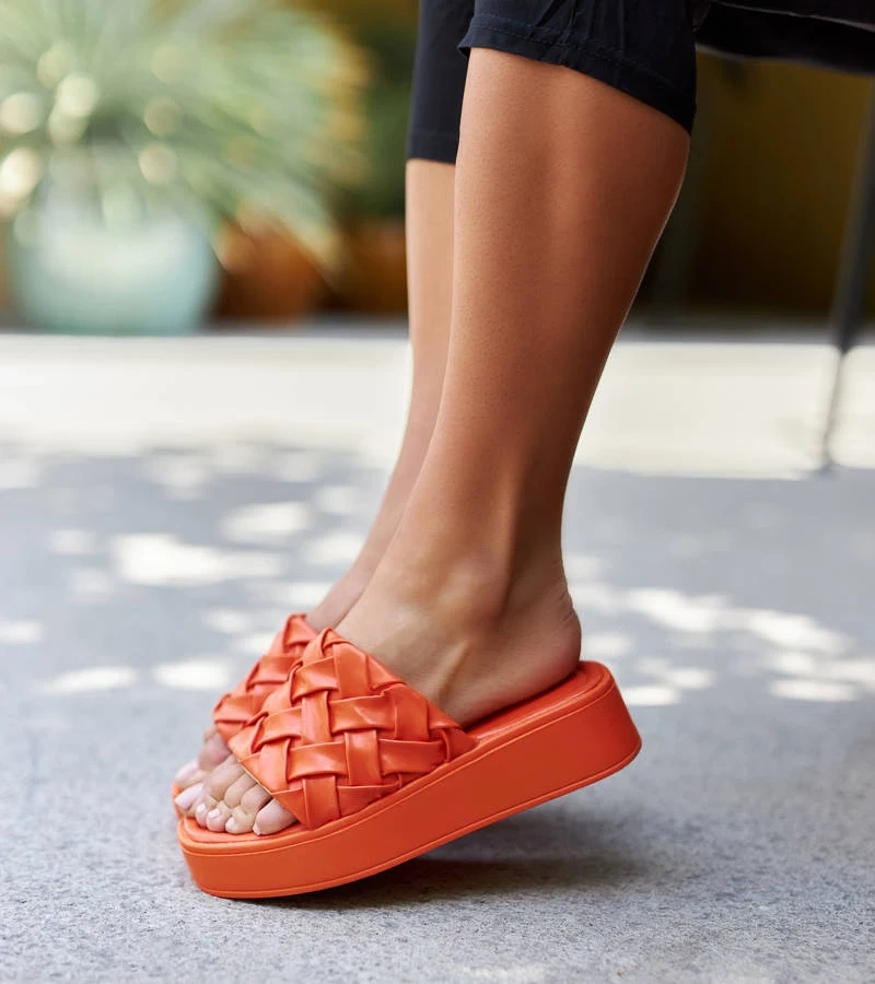 Oranžové žabky na platformě od Colonnello