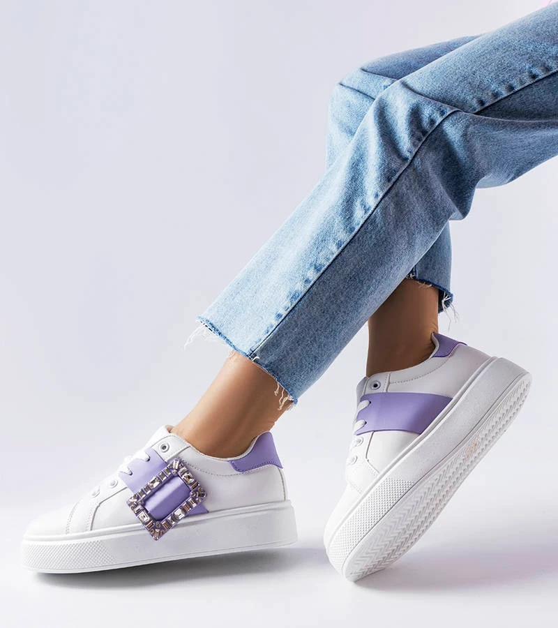 Bílé tenisky zdobené fialovou přezkou Ike