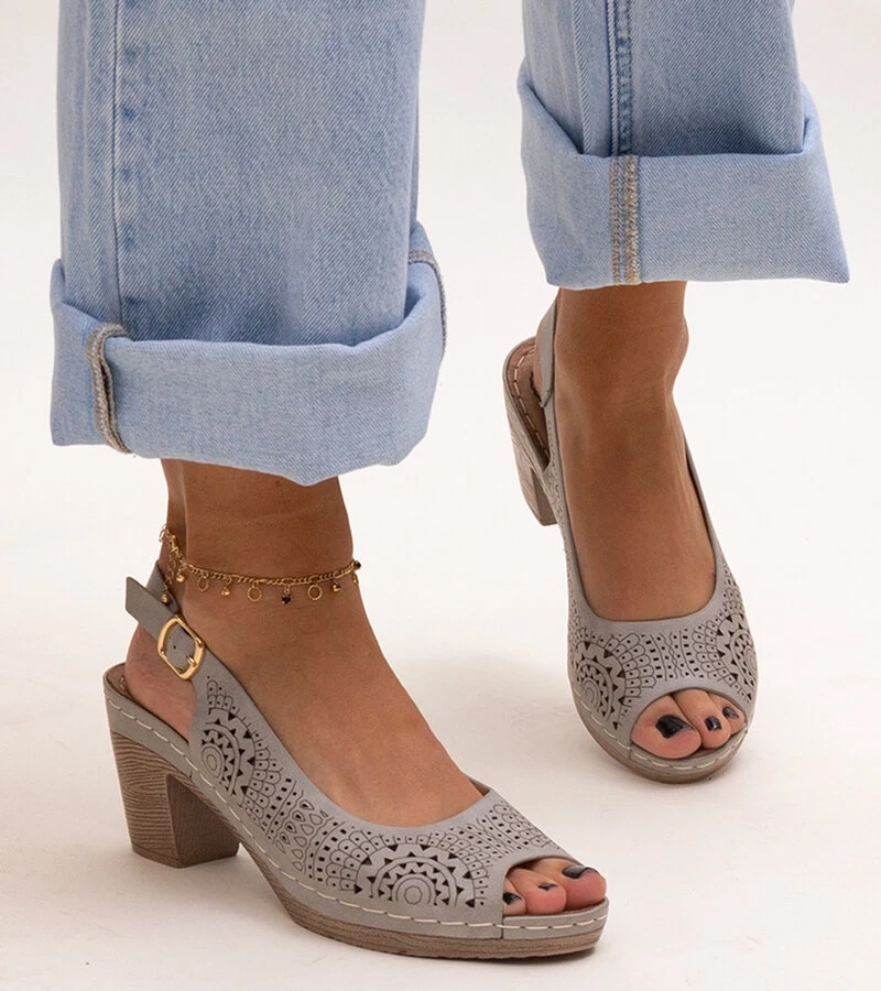 Šedé průsvitné sandály na sloupku Riessen