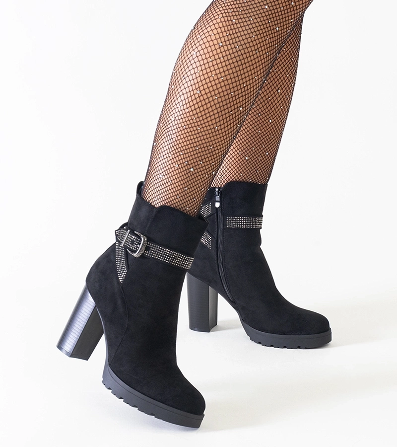 Černé boty na sloupkovém podpatku zdobené zirkony eko-velurem Shaliba.