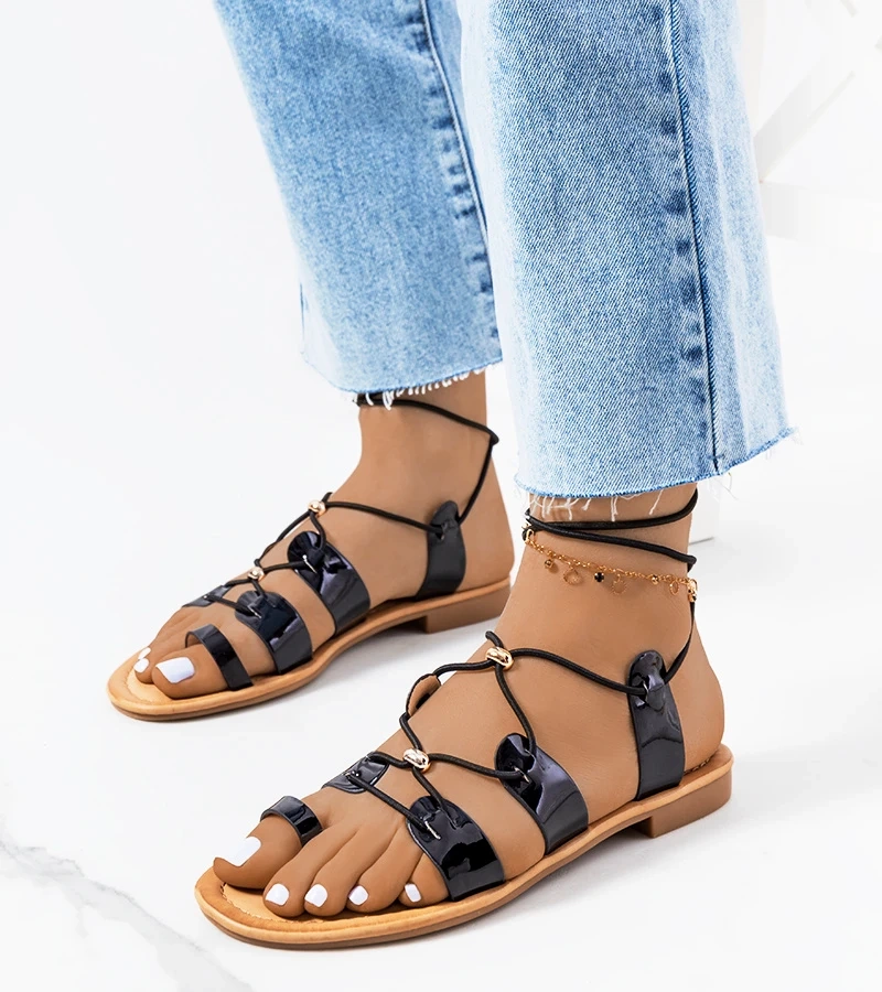 Černé lakované sandály Albertis