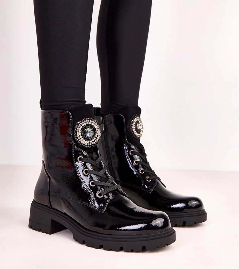 Černé lakované trapery s ozdobou na jazyku Marrisa