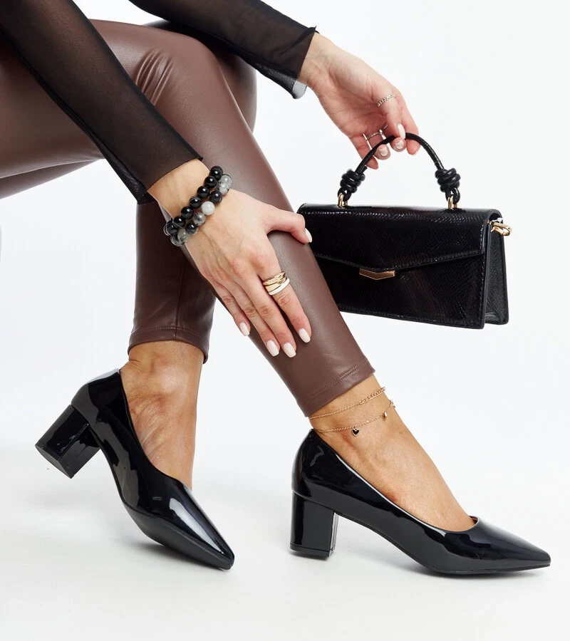 Černé lakované lodičky na podpatku Ognjenka