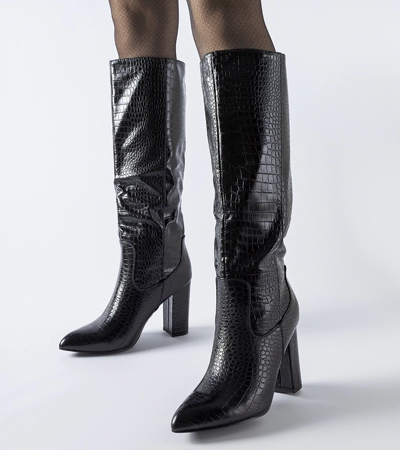 Černé kozačky s potiskem na podpatku Delfina 4504 BLACK