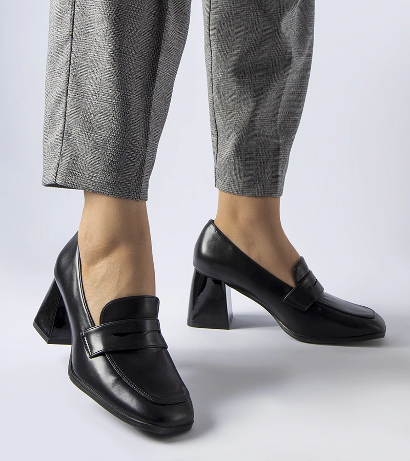 Černé lodičky na lakovaném podpatku Beroide