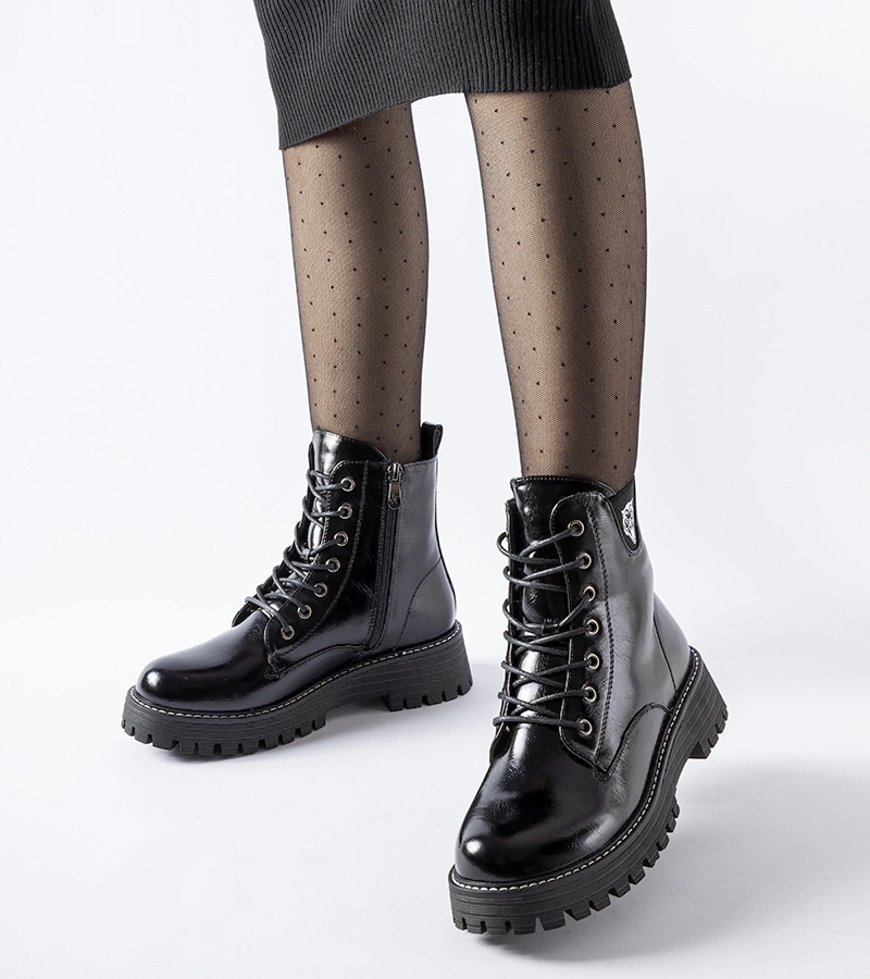 Černé izolované lakované workery Bungana