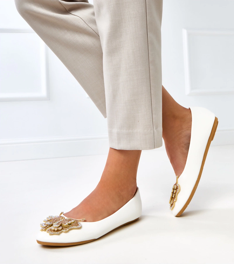 Bílé baleríny s ozdobným motýlem Gruca