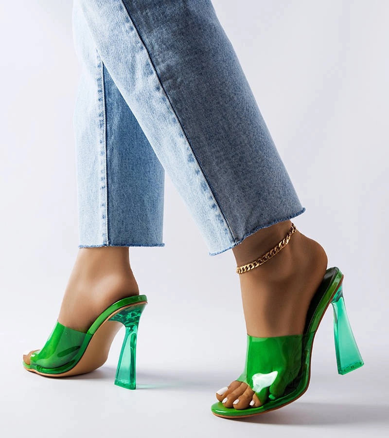 Zelené průhledné žabky na příspěvku Clichyho