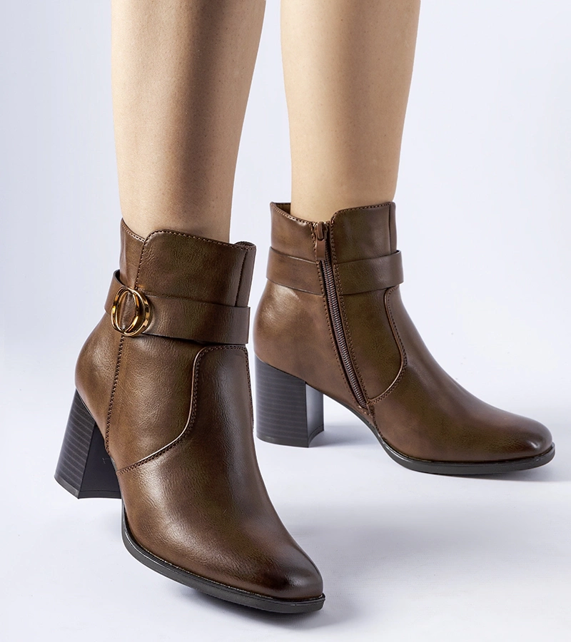 Hnědé zateplené kotníkové boty na podpatku Muscoline.