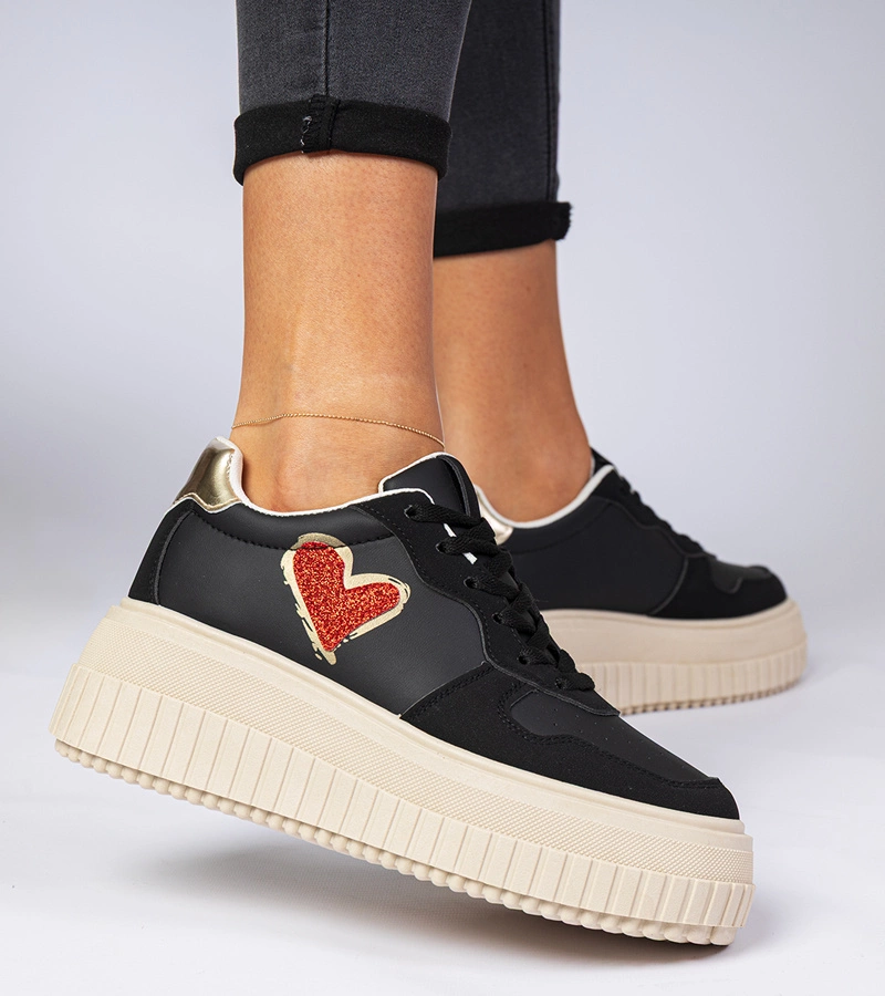 Černé dámské tenisky s třpytivým srdíčkem Laira