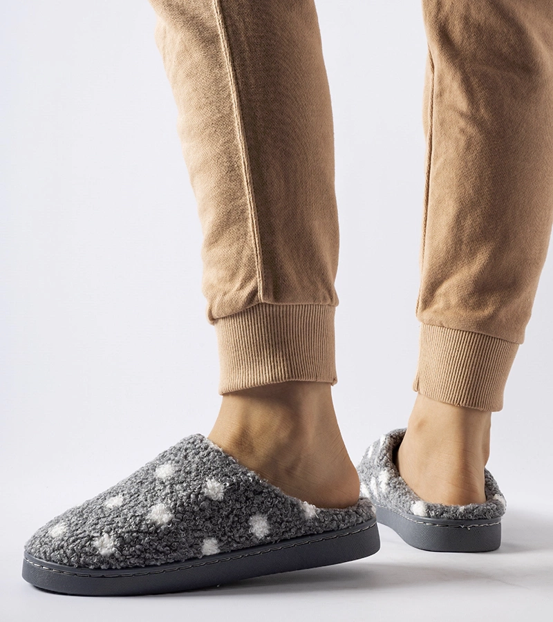 Šedé teplé pantofle s bílými puntíky Laino