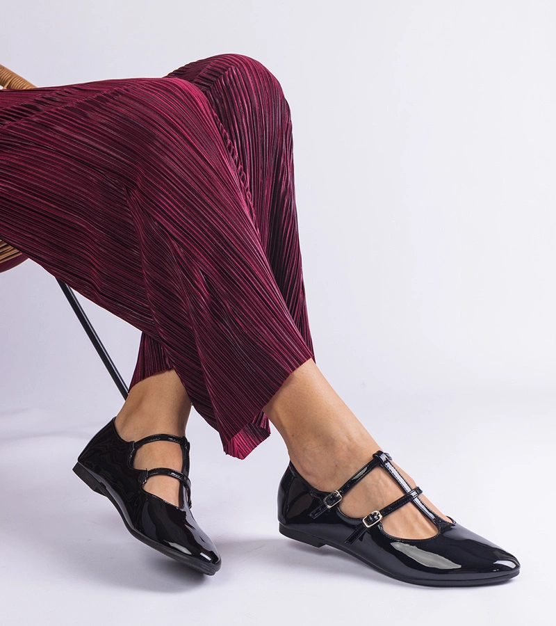 Černé lakované baleríny s přezkou Marinos