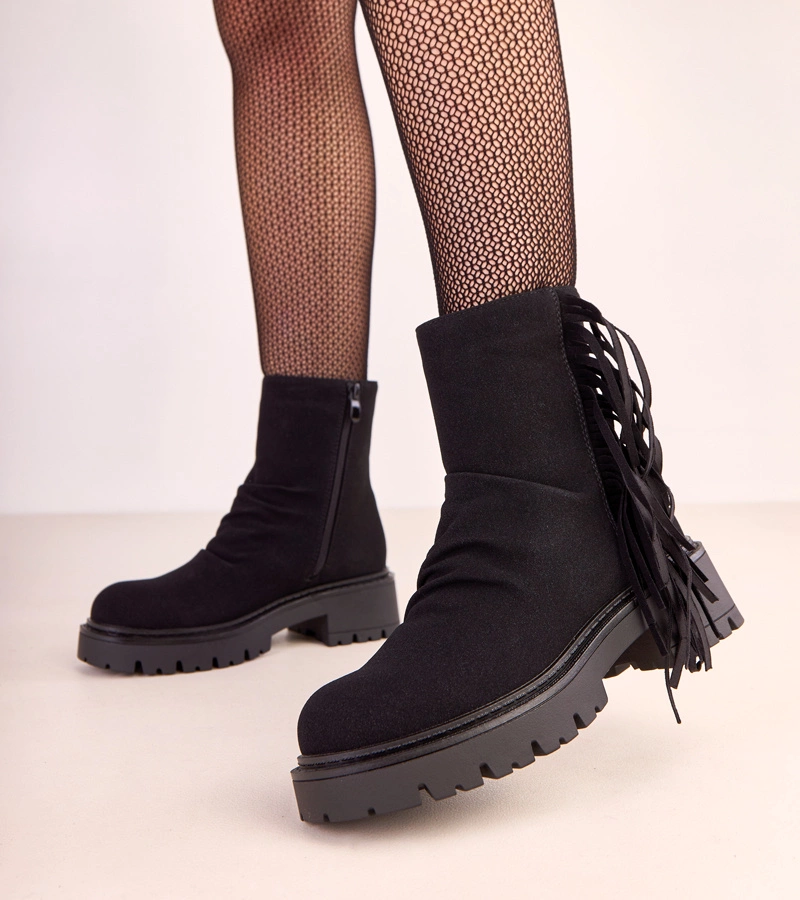 Černé kotníkové boty s třásněmi na silné podrážce Silia