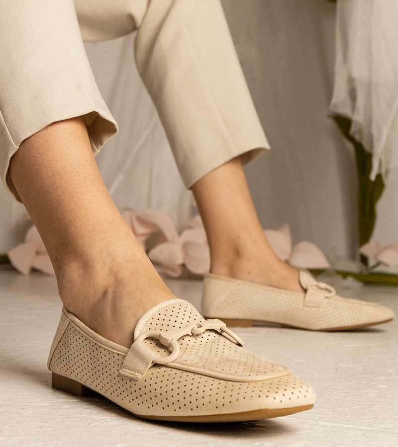 Béžové dámské děrované mokasíny s ozdobou Mensory