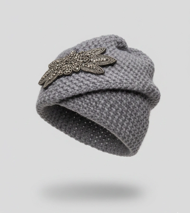 Šedá čepice s flitrovou ozdobou od Fionala