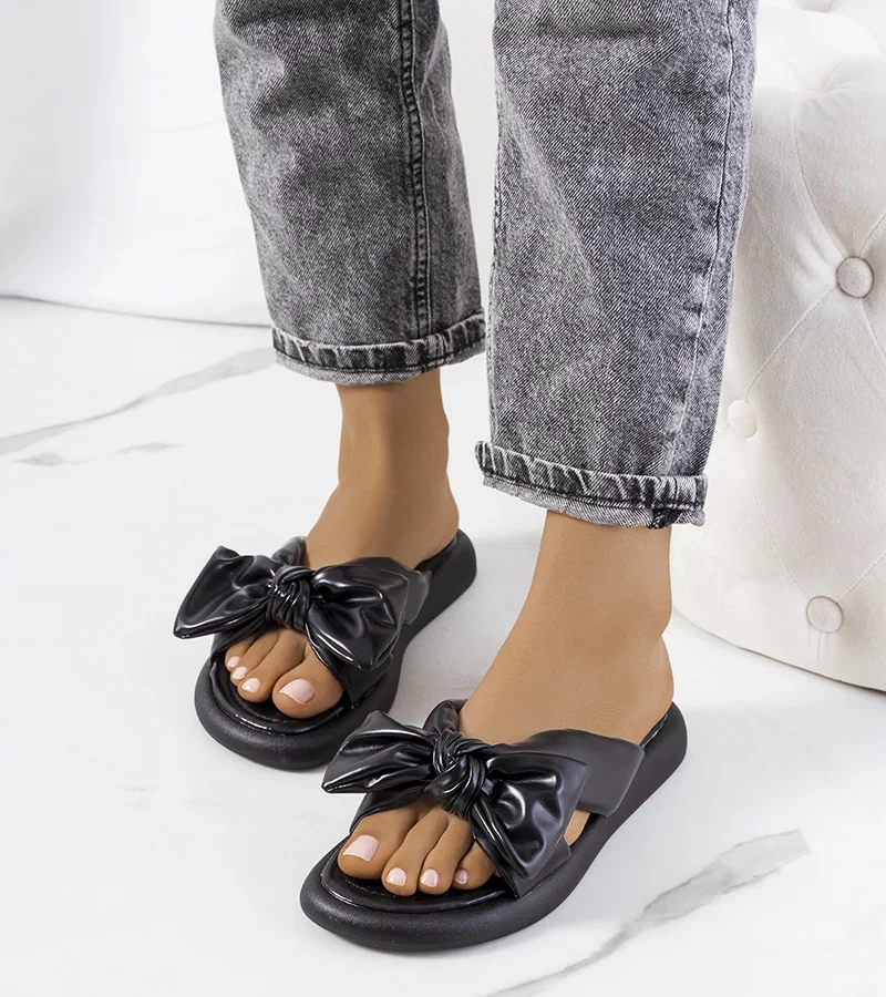 Černé žabky s mašlí od Roio