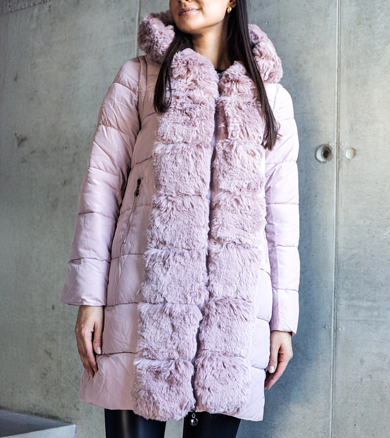 Růžová dlouhá prošívaná bunda s odepínacími rukávy zdobená kožešinou Louis.